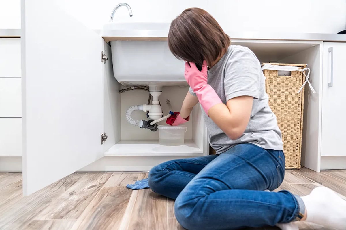 how to handle a plumbing emergency